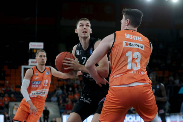 她利用反手 她利用反手