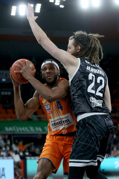 靠近并施压 靠近并施压